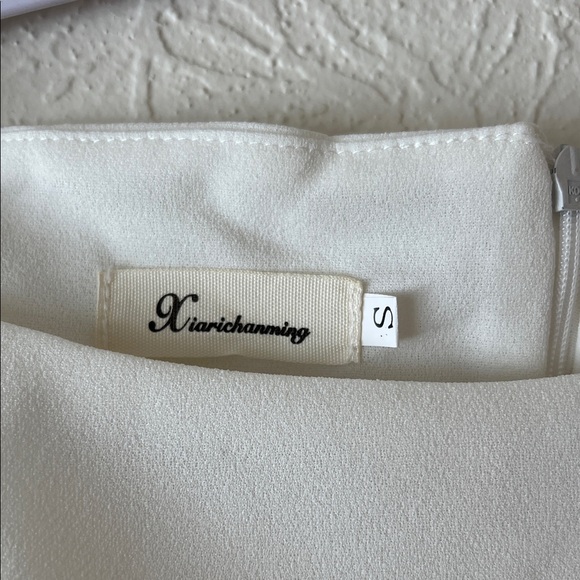 Elegant White Sleeveless Dress - Picture 2 of 3